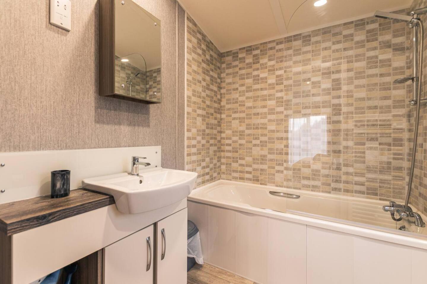 Villa Waterside Retreat With Hot Tub à Pocklington Extérieur photo
